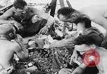 Image Les soldats se reposent pendant la bataille d'Angeur Îles Palaos d'Angaur, 1944, de la seconde 11 séquences d'archives historiques vidéo 65675080165