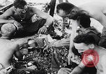 Image Les soldats se reposent pendant la bataille d'Angeur Îles Palaos d'Angaur, 1944, de la seconde 12 séquences d'archives historiques vidéo 65675080165