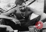 Image Les soldats se reposent pendant la bataille d'Angeur Îles Palaos d'Angaur, 1944, de la seconde 14 séquences d'archives historiques vidéo 65675080165