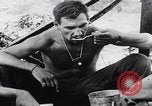Image Les soldats se reposent pendant la bataille d'Angeur Îles Palaos d'Angaur, 1944, de la seconde 16 séquences d'archives historiques vidéo 65675080165