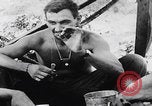 Image Les soldats se reposent pendant la bataille d'Angeur Îles Palaos d'Angaur, 1944, de la seconde 19 séquences d'archives historiques vidéo 65675080165