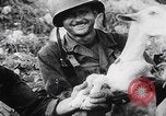 Image Les soldats se reposent pendant la bataille d'Angeur Îles Palaos d'Angaur, 1944, de la seconde 23 séquences d'archives historiques vidéo 65675080165
