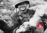 Image Les soldats se reposent pendant la bataille d'Angeur Îles Palaos d'Angaur, 1944, de la seconde 24 séquences d'archives historiques vidéo 65675080165