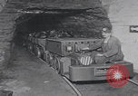 Standbild Frühe batteriebetriebene Bergbaugeräte United States USA, 1926, aus Sekunde 21 historischem Filmmaterial Videoclip 65675080174