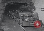 Standbild Frühe batteriebetriebene Bergbaugeräte United States USA, 1926, aus Sekunde 22 historischem Filmmaterial Videoclip 65675080174