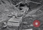 Standbild Frühe batteriebetriebene Bergbaugeräte United States USA, 1926, aus Sekunde 28 historischem Filmmaterial Videoclip 65675080174