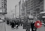 Standbild Oldtimer-Lastwagen und -Autos in den USA New York City USA, 1926, aus Sekunde 19 historischem Filmmaterial Videoclip 65675080175