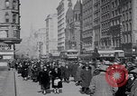 Standbild Oldtimer-Lastwagen und -Autos in den USA New York City USA, 1926, aus Sekunde 20 historischem Filmmaterial Videoclip 65675080175