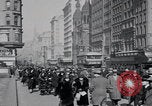 Standbild Oldtimer-Lastwagen und -Autos in den USA New York City USA, 1926, aus Sekunde 22 historischem Filmmaterial Videoclip 65675080175