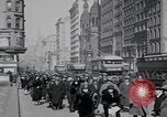 Standbild Oldtimer-Lastwagen und -Autos in den USA New York City USA, 1926, aus Sekunde 23 historischem Filmmaterial Videoclip 65675080175
