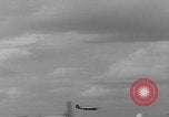 Standbild Englischer elektrischer Canberra-Jet-Flug Vereinigtes Königreich, 1952, aus Sekunde 56 historischem Filmmaterial Videoclip 65675080217
