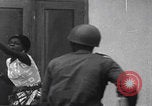 Immagine di I soldati della crisi congolese arrestano i civili Congo, 1960, secondo 13 filmato di repertorio 65675080229