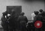 Immagine di I soldati della crisi congolese arrestano i civili Congo, 1960, secondo 14 filmato di repertorio 65675080229