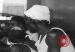 Immagine di Arresti di blocchi stradali nella zona di guerra del Congo Africa centrale, 1960, secondo 29 filmato di repertorio 65675080230