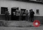 Immagine di Arresti di blocchi stradali nella zona di guerra del Congo Africa centrale, 1960, secondo 45 filmato di repertorio 65675080230