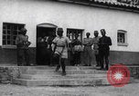 Immagine di Arresti di blocchi stradali nella zona di guerra del Congo Africa centrale, 1960, secondo 46 filmato di repertorio 65675080230