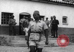 Immagine di Arresti di blocchi stradali nella zona di guerra del Congo Africa centrale, 1960, secondo 49 filmato di repertorio 65675080230