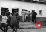 Immagine di Arresti di blocchi stradali nella zona di guerra del Congo Africa centrale, 1960, secondo 51 filmato di repertorio 65675080230