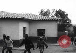 Immagine di Arresti di blocchi stradali nella zona di guerra del Congo Africa centrale, 1960, secondo 55 filmato di repertorio 65675080230