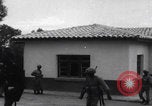 Immagine di Arresti di blocchi stradali nella zona di guerra del Congo Africa centrale, 1960, secondo 57 filmato di repertorio 65675080230
