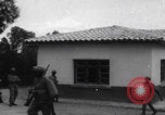 Immagine di Arresti di blocchi stradali nella zona di guerra del Congo Africa centrale, 1960, secondo 58 filmato di repertorio 65675080230