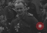 Standbild Freigelassene deutsche Kriegsgefangene kehren nach Hause zurück Deutschland, 1942, aus Sekunde 27 historischem Filmmaterial Videoclip 65675080266