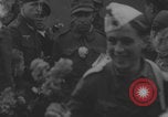 Standbild Freigelassene deutsche Kriegsgefangene kehren nach Hause zurück Deutschland, 1942, aus Sekunde 28 historischem Filmmaterial Videoclip 65675080266