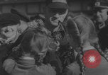 Standbild Freigelassene deutsche Kriegsgefangene kehren nach Hause zurück Deutschland, 1942, aus Sekunde 37 historischem Filmmaterial Videoclip 65675080266