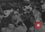 Standbild Freigelassene deutsche Kriegsgefangene kehren nach Hause zurück Deutschland, 1942, aus Sekunde 38 historischem Filmmaterial Videoclip 65675080266