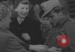 Standbild Freigelassene deutsche Kriegsgefangene kehren nach Hause zurück Deutschland, 1942, aus Sekunde 39 historischem Filmmaterial Videoclip 65675080266