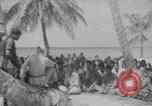 Standbild Ben Wyatt Eingeborene des Bikini-Atolls Bikini-Atoll, Marshal Islands, 1946, aus Sekunde 18 historischem Filmmaterial Videoclip 65675080272