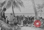 Standbild Ben Wyatt Eingeborene des Bikini-Atolls Bikini-Atoll, Marshal Islands, 1946, aus Sekunde 21 historischem Filmmaterial Videoclip 65675080272