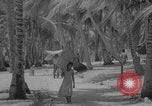 Standbild Evakuierung des Bikini-Atolls Bikini-Atoll, Marshal Islands, 1946, aus Sekunde 55 historischem Filmmaterial Videoclip 65675080274