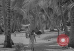 Standbild Evakuierung des Bikini-Atolls Bikini-Atoll, Marshal Islands, 1946, aus Sekunde 56 historischem Filmmaterial Videoclip 65675080274