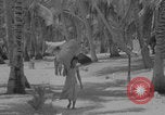 Standbild Evakuierung des Bikini-Atolls Bikini-Atoll, Marshal Islands, 1946, aus Sekunde 59 historischem Filmmaterial Videoclip 65675080274