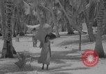 Standbild Evakuierung des Bikini-Atolls Bikini-Atoll, Marshal Islands, 1946, aus Sekunde 60 historischem Filmmaterial Videoclip 65675080274