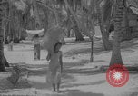 Standbild Evakuierung des Bikini-Atolls Bikini-Atoll, Marshal Islands, 1946, aus Sekunde 62 historischem Filmmaterial Videoclip 65675080274