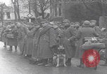 Image chien de compagnie d'un prisonnier de guerre allemand Cologne, Allemagne, 1945, de la seconde 1 séquences d'archives historiques vidéo 65675080282