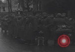 Image chien de compagnie d'un prisonnier de guerre allemand Cologne, Allemagne, 1945, de la seconde 3 séquences d'archives historiques vidéo 65675080282