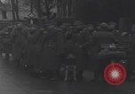 Image chien de compagnie d'un prisonnier de guerre allemand Cologne, Allemagne, 1945, de la seconde 4 séquences d'archives historiques vidéo 65675080282