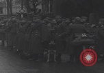 Image chien de compagnie d'un prisonnier de guerre allemand Cologne, Allemagne, 1945, de la seconde 6 séquences d'archives historiques vidéo 65675080282