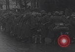 Image chien de compagnie d'un prisonnier de guerre allemand Cologne, Allemagne, 1945, de la seconde 8 séquences d'archives historiques vidéo 65675080282