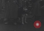 Image chien de compagnie d'un prisonnier de guerre allemand Cologne, Allemagne, 1945, de la seconde 9 séquences d'archives historiques vidéo 65675080282