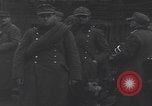 Image chien de compagnie d'un prisonnier de guerre allemand Cologne, Allemagne, 1945, de la seconde 13 séquences d'archives historiques vidéo 65675080282