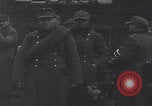 Image chien de compagnie d'un prisonnier de guerre allemand Cologne, Allemagne, 1945, de la seconde 14 séquences d'archives historiques vidéo 65675080282