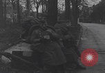 Image chien de compagnie d'un prisonnier de guerre allemand Cologne, Allemagne, 1945, de la seconde 17 séquences d'archives historiques vidéo 65675080282