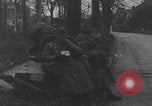 Image chien de compagnie d'un prisonnier de guerre allemand Cologne, Allemagne, 1945, de la seconde 18 séquences d'archives historiques vidéo 65675080282