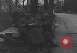 Image chien de compagnie d'un prisonnier de guerre allemand Cologne, Allemagne, 1945, de la seconde 20 séquences d'archives historiques vidéo 65675080282