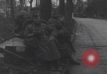 Image chien de compagnie d'un prisonnier de guerre allemand Cologne, Allemagne, 1945, de la seconde 21 séquences d'archives historiques vidéo 65675080282