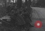 Image chien de compagnie d'un prisonnier de guerre allemand Cologne, Allemagne, 1945, de la seconde 22 séquences d'archives historiques vidéo 65675080282